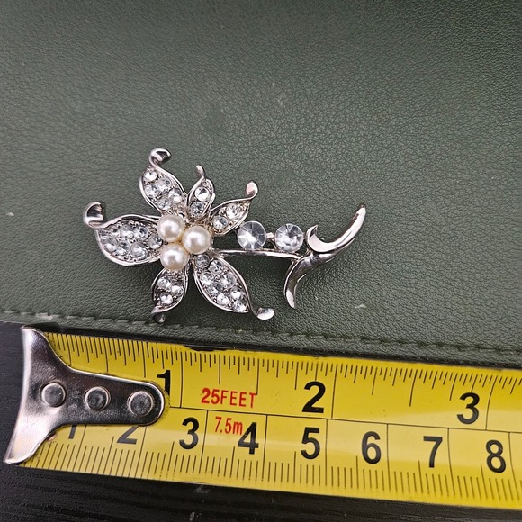 Vintage Silver Tone Faux Pearl Clear Rhinestone Flower Brooch - Picture 5 of 7